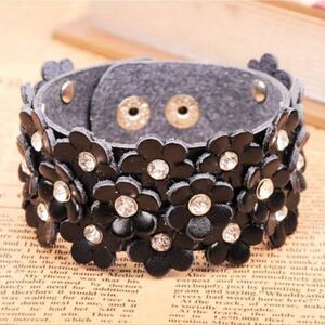 Guang Tong Black Flower & Rhinestone Bracelet